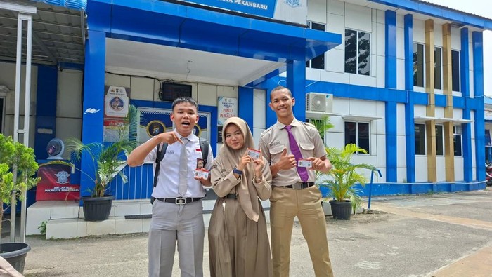 SMA Riau Jadi Pelajar Pemuda dengan SIM Gratis Akibat Challenge Menanam Pohon Kapolda