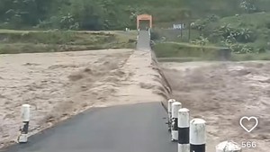 Sungai Jeneberang Gowa Meluap hingga Tutup Akses Jembatan Congkina