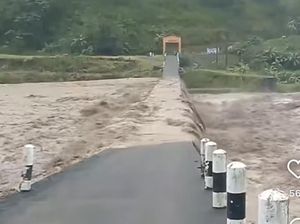 Sungai Jeneberang Gowa Meluap hingga Tutup Akses Jembatan Congkina