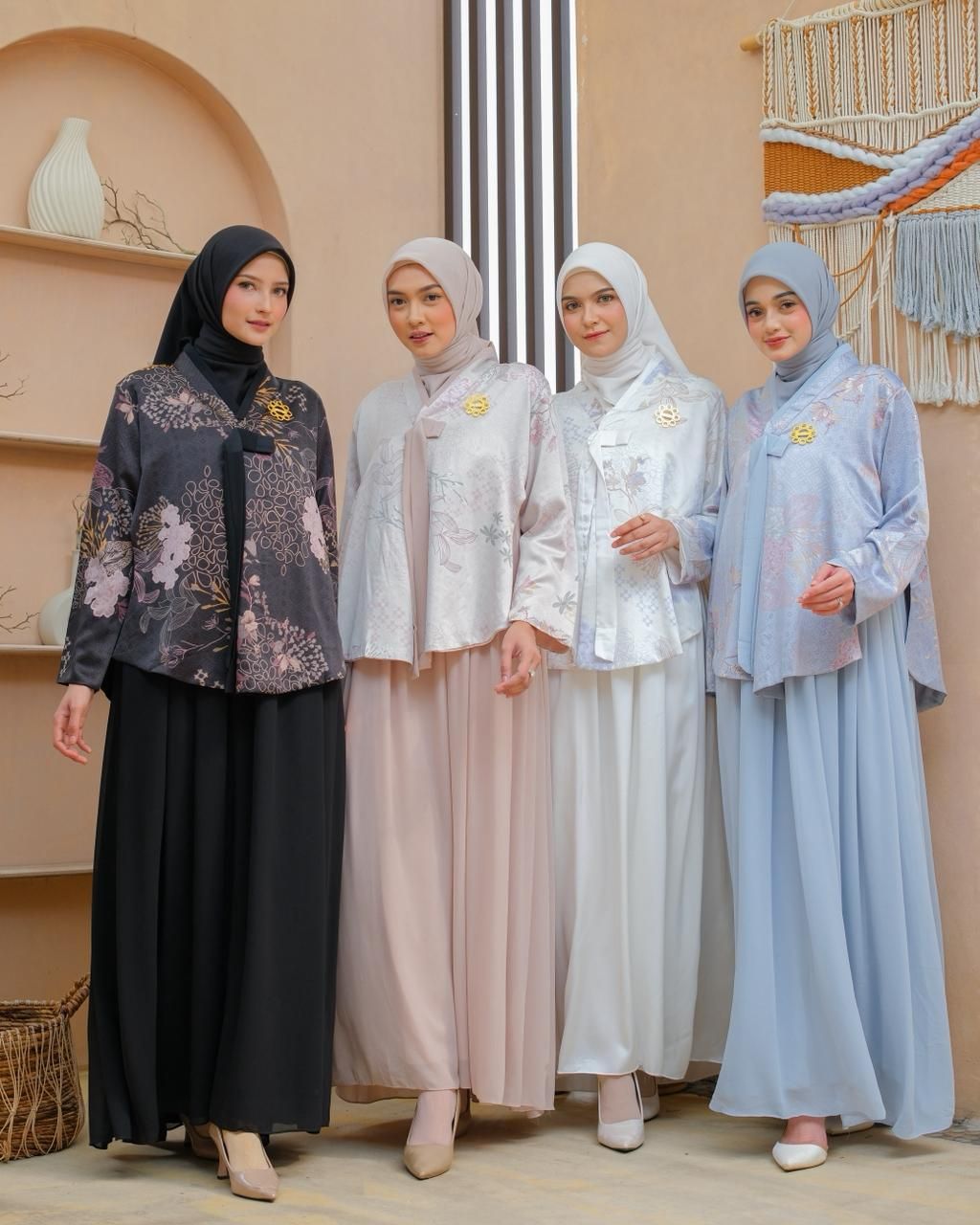 Setelah tren baju Lebaran 2026 model rompi lepas heboh di media sosial, kini muncul tren koleksi baju model hanbok ala Korea di pasar Tanah Abang, Jakarta Pusat.