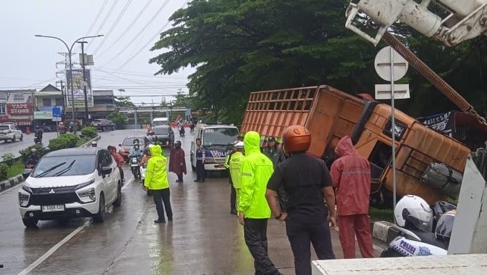 Truk Rem Blong Tabrak Separator di GDC Depok, Lalin Macet