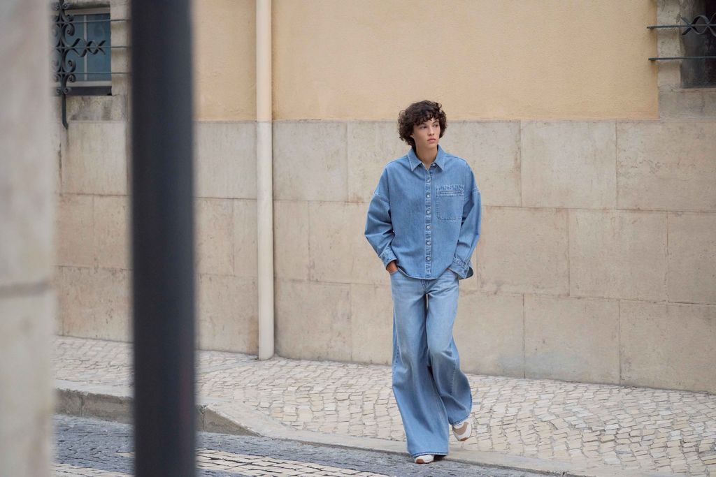 UNIQLO meluncurkan UNIQLO: C Spring/Summer 2026, lini kurasi terbaru yang dirancang untuk menjawab dinamika kehidupan urban masa kini.Melalui koleksi ini, UNIQLO menghadirkan pendekatan berpakaian yang lebih ringan, fleksibel, dan fungsional, hasil rancangan Clare Waight Keller, Creative Director UNIQLO.