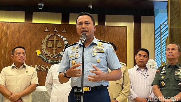 Der Stabschef der Luftwaffe (KASAU), Marschall M. Tonny Harjono, sprach über das Land des Verteidigungsministeriums in Lampung, das eine Fläche von 85.244,925 Hektar umfasst und von der indonesischen Luftwaffe genutzt wird. (Rumondang N/detikcom)