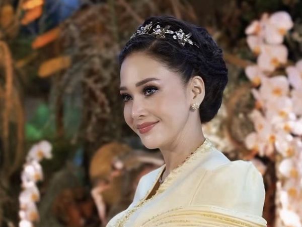 Adu Gaya Maia Estianty & Mulan Jameela Berbusana Kuning di Lamaran El Rumi