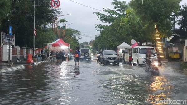 Potret Ruas Jalan Indramayu Terendam Usai Diguyur Hujan Seharian
