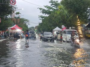 Potret Ruas Jalan Indramayu Terendam Usai Diguyur Hujan Seharian