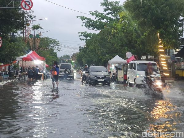 Potret Ruas Jalan Indramayu Terendam Usai Diguyur Hujan Seharian