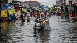 Aksi Nekat Warga Dorong Motor di Tengah Banjir Pondok Ungu Permai Bekasi