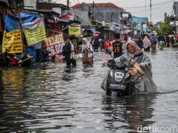 Aksi Nekat Warga Dorong Motor di Tengah Banjir Pondok Ungu Permai Bekasi