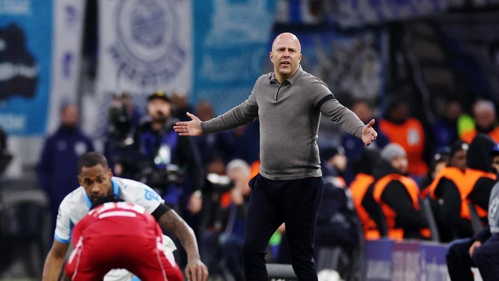 Gerrard ke Slot: Setop Protes Lawan Main Bertahan, Cari Solusinya!