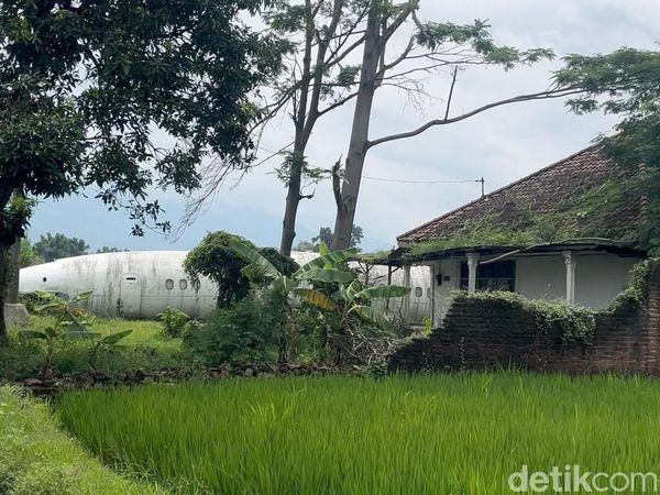 Potret Bangkai Pesawat Misterius di Halaman Rumah Kosong Mojokerto