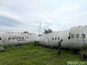 Video: Heboh Bangkai Pesawat Besar Nangkring di Halaman Rumah Warga Mojokerto