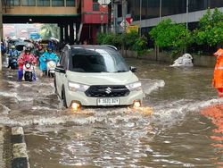 Banjir di Depan Pasar Cipulir, Kendaraan Melambat Bikin Lalin Tersendat