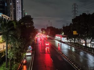Banjir di Jalan DI Pandjaitan Jaktim Mulai Surut, Lalin Berangsur Normal
