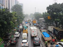 Banjir Genangi Jalan DI Pandjaitan Jaktim Surut, Lalin Normal Lagi