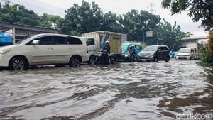 Banjir di Jalan D.I. Panjaitan Hambat Lalu Lintas