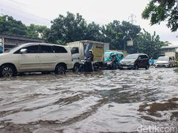 Video Jalan DI Panjaitan Terendam Banjir, Lalu Lintas Macet