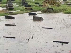 Banjir Rendam TPU Pondok Kelapa Jaktim, Sejumlah Kuburan Tergenang