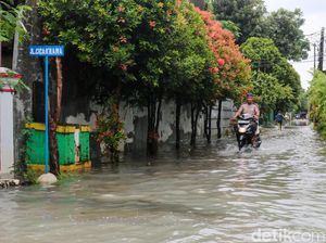 Banjir Kembali Rendam Komplek Wali Kota Sukapura, Aktivitas Warga Lumpuh