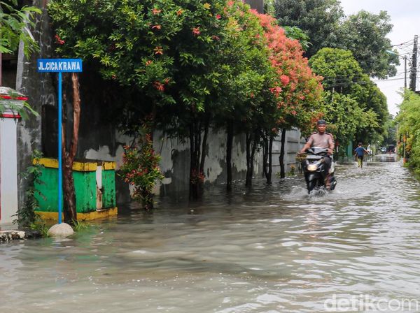 Banjir Kembali Rendam Komplek Wali Kota Sukapura, Aktivitas Warga Lumpuh