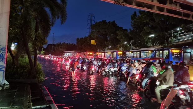 Heute Nacht kommt es immer noch zu Überschwemmungen auf der Jalan DI Pandjaitan, Jatinegara, Ost-Jakarta. (Taufiq/detikcom)