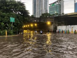Banjir Dekat Stasiun Kereta Cepat Halim, Penumpang Diimbau Lewat Tol-LRT