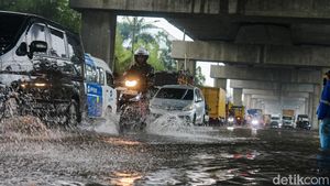 Banjir Rendam Jalan Pegangsaan Dua, Lalu Lintas Padat dan Melambat