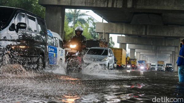 Banjir Rendam Jalan Pegangsaan Dua, Lalu Lintas Padat dan Melambat