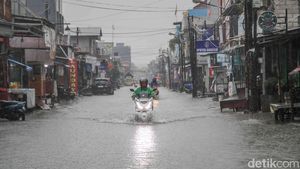 Banjir Rendam Pondok Ungu Permai Bekasi, Aktivitas Warga Terganggu