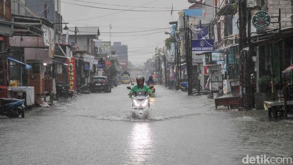 Banjir Rendam Pondok Ungu Permai Bekasi, Aktivitas Warga Terganggu