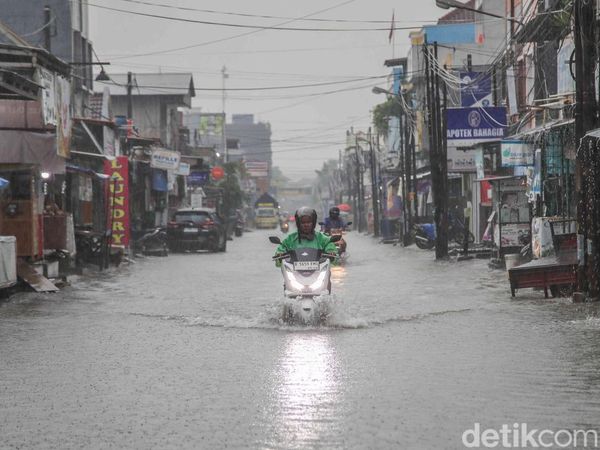 Banjir Rendam Pondok Ungu Permai Bekasi, Aktivitas Warga Terganggu