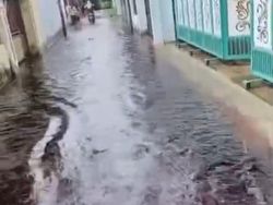 Video: Heboh Banjir di Pekalongan Berwarna Merah, Ini Penyebabnya