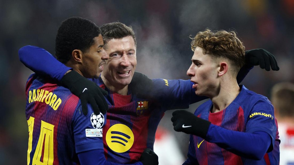 Marcus Rashford (kiri), Robert Lewandowski (tengah), dan Fermin Lopez saat merayakan gol keempat Barcelona ke gawang Slavia Praha. Foto: REUTERS/David W Cerny