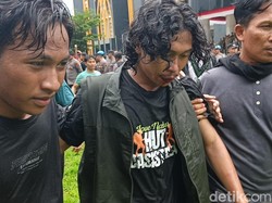 Ricuh Demo di Kantor Bupati Lombok Timur, Dua Mahasiswa Terluka