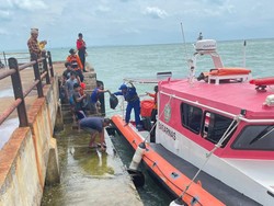 Tongkang Muat CPO Kandas di Giliyang Sumenep, 5 Awak Dievakuasi
