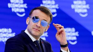Foto: Gaya Macron Pakai Kacamata Hitam di Forum Dunia, Dipuji Bak Top Gun