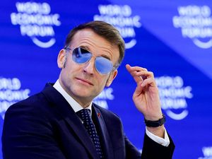 Foto: Gaya Macron Pakai Kacamata Hitam di Forum Dunia, Dipuji Bak Top Gun