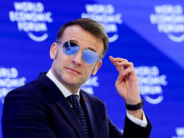 Foto: Gaya Macron Pakai Kacamata Hitam di Forum Dunia, Dipuji Bak Top Gun