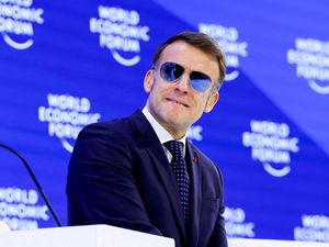 Kata Presiden Macron soal RI Batasi Akses Medsos untuk Anak