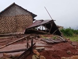 Diterjang Angin Kencang, Gedung SD di Alor Rubuh dan Siswa Terpaksa Diliburkan
