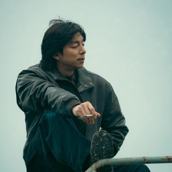 Gong Yoo berperan sebagai Dong Gu di drama Korea Tantara.