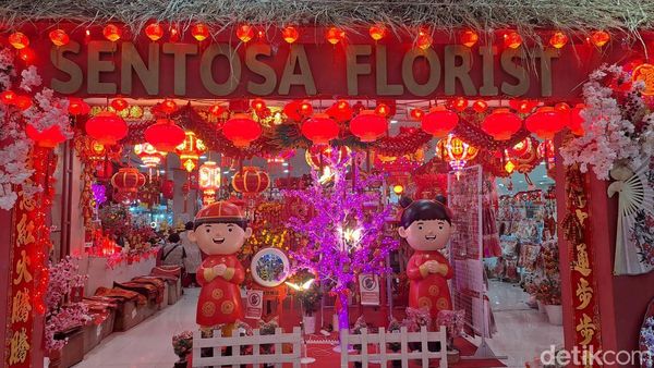 Hiasan Imlek Mulai Ramai Dicari di Surabaya