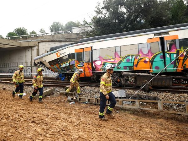 Hujan Lebat Picu Kereta Anjlok di Spanyol