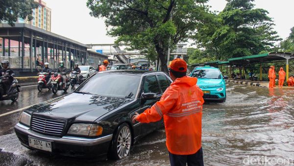 Hujan Picu Genangan di Jalan Letjen Suprapto