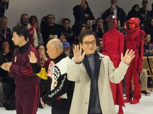Jackie Chan Datang ke Fashion Show, Kocak Kayak Tetangga Nyasar
