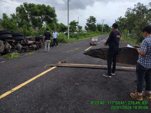 Nekat Terobos Jalan Ambles, Truk Tronton Muatan Pasir Terguling di Dompu