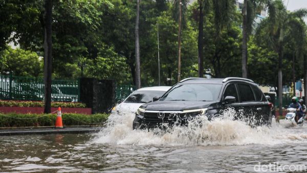 Banjir Rendam Akses RS Mitra Keluarga Kelapa Gading, Kendaraan Nekat Melintas