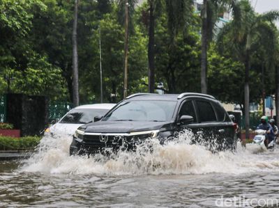 Banjir Rendam Akses RS Mitra Keluarga Kelapa Gading, Kendaraan Nekat Melintas
