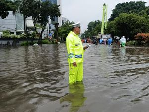 Jl DI Pandjaitan Masih Terendam Banjir, Macet Mengular hingga UKI Cawang