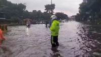 Hujan Deras, Jalan DI Panjaitan Arah Kebon Nanas Jaktim Banjir 50 Cm